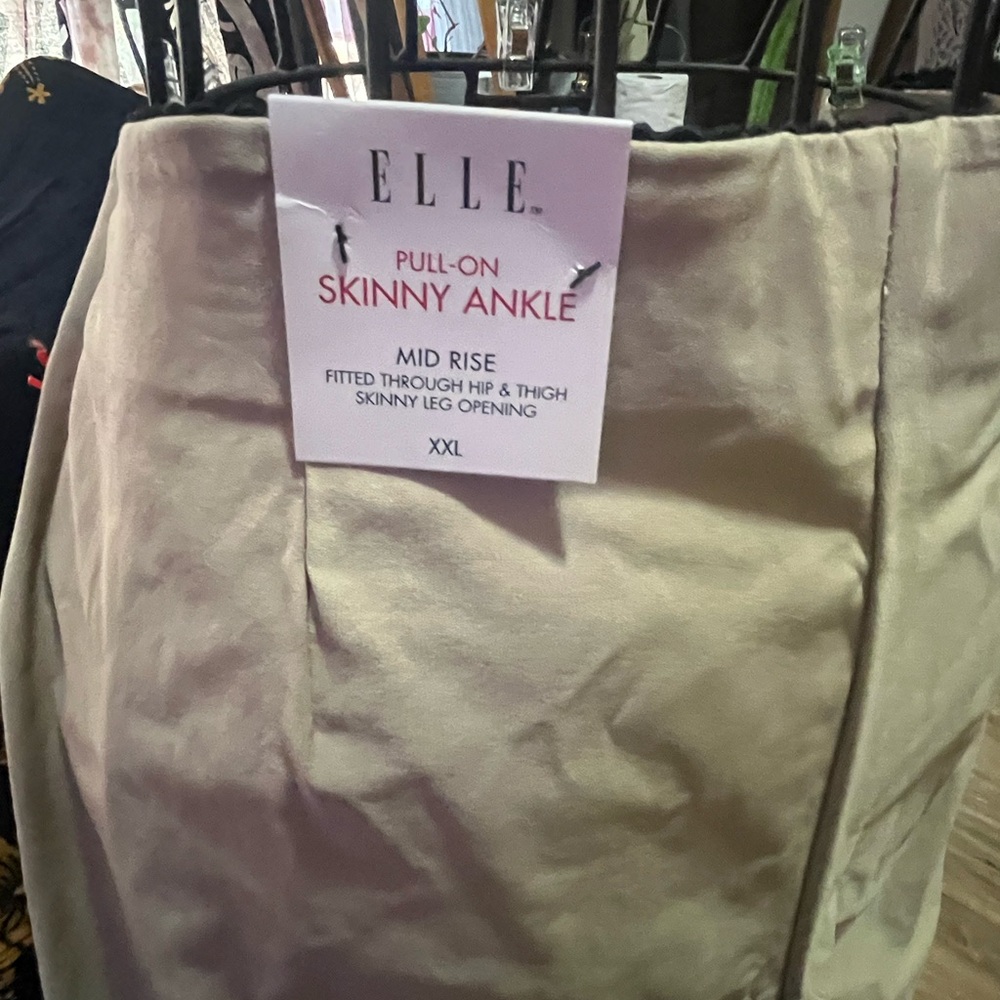 Elle Women's Cream Skinny Ankle Pants